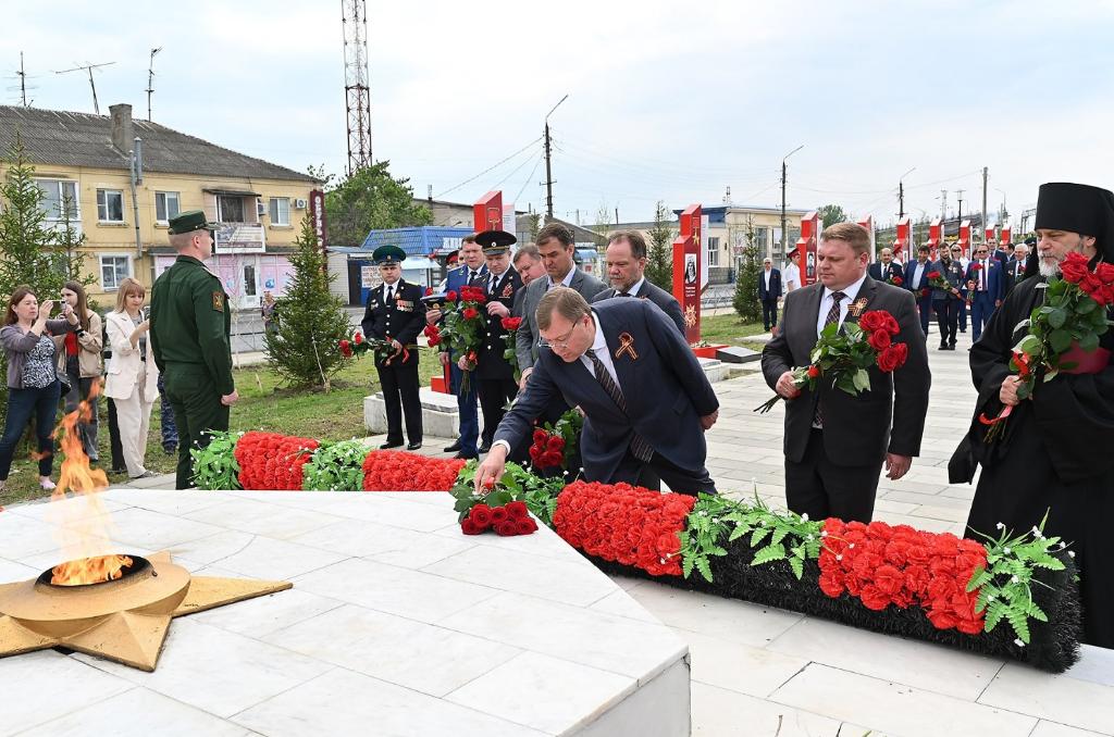 Александр Ищенко возложил цветы к мемориалу воинам-освободителям Города Воинской доблести Миллерово