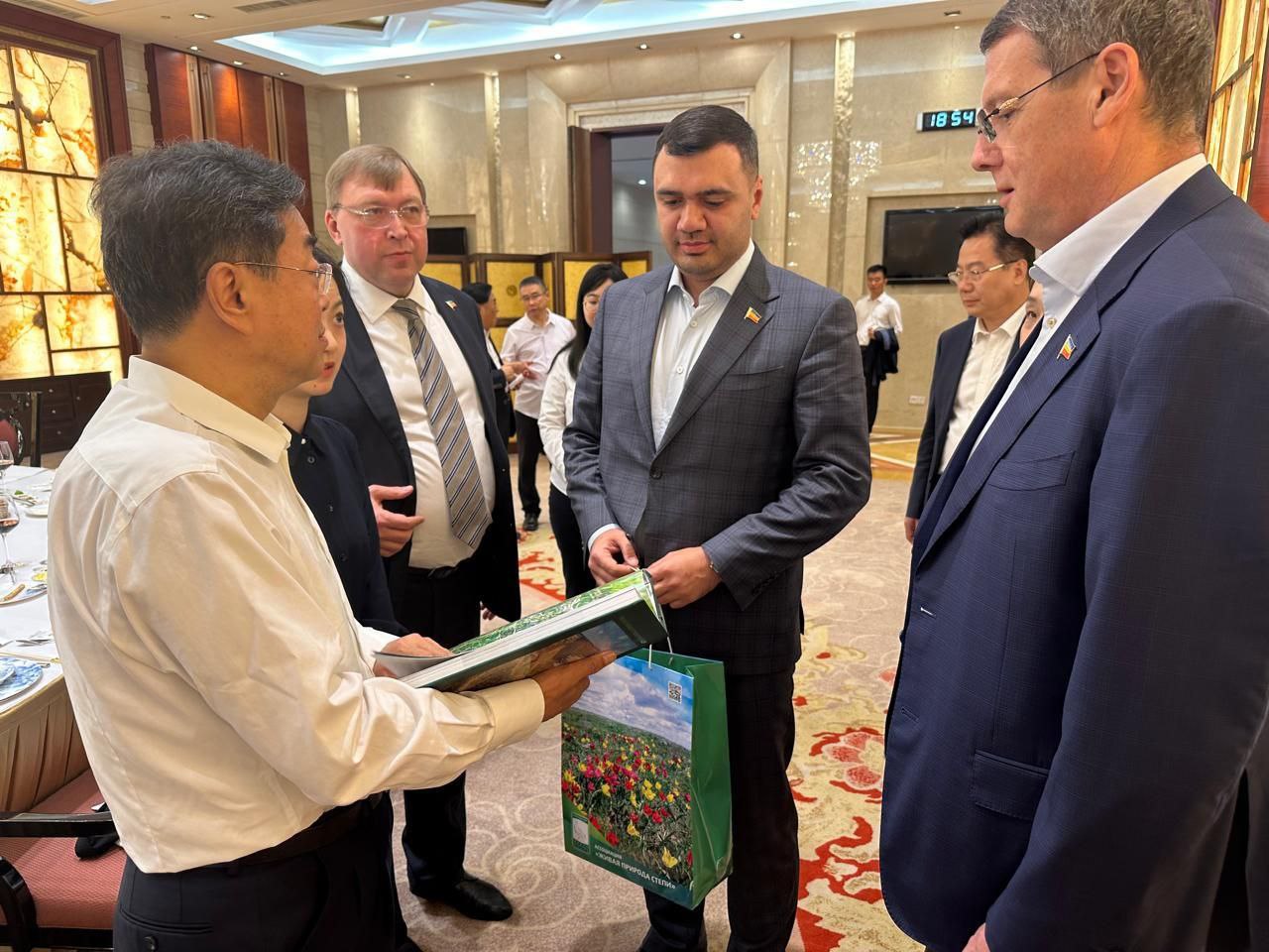 Раджив Мирзалиев передал книгу о природе Донского края китайским депутатам