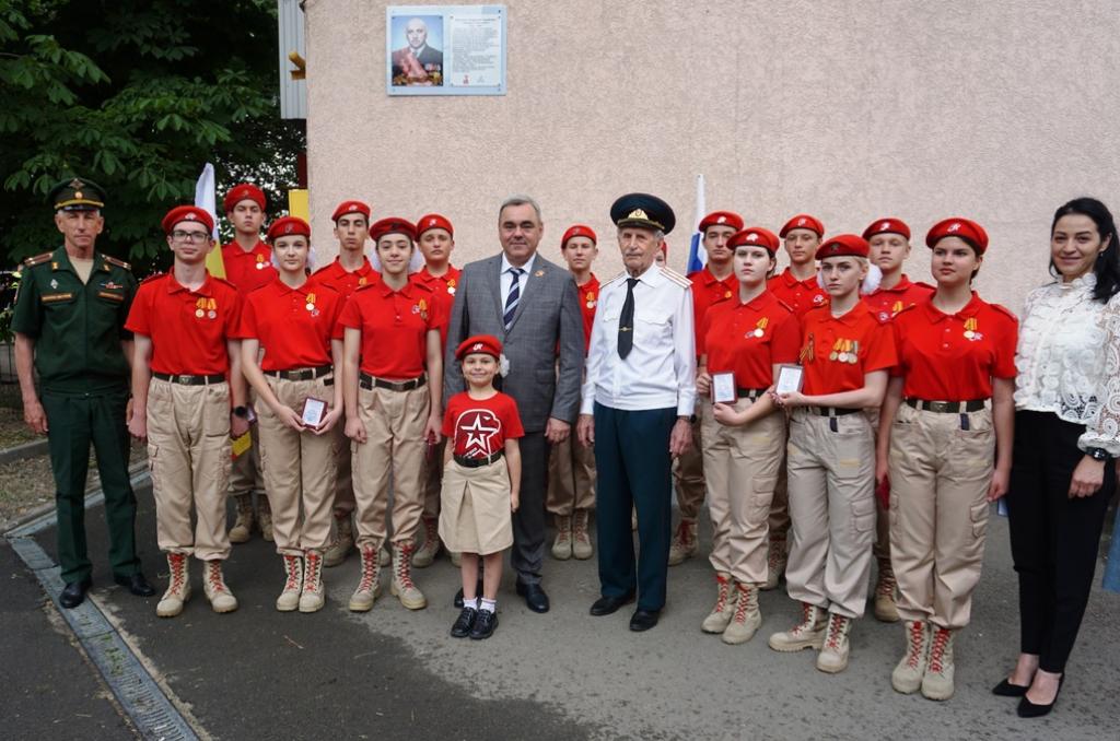 В Аксае открыли мемориальную доску кавалеру ордена Красной Звезды Андрею Вартанову