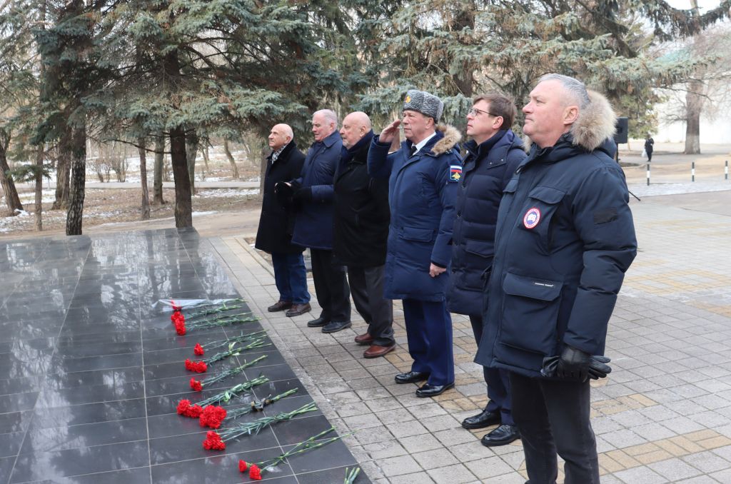 Борис Вальтер возложил цветы к мемориалу «Клятва поколений» в Батайске