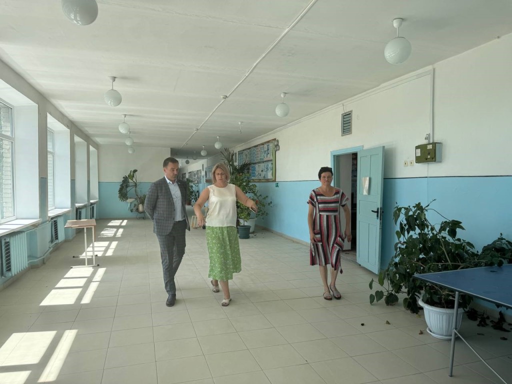 Александр Ремета проинспектировал ход работ по замене дверей и окон в Зеленогорской школе