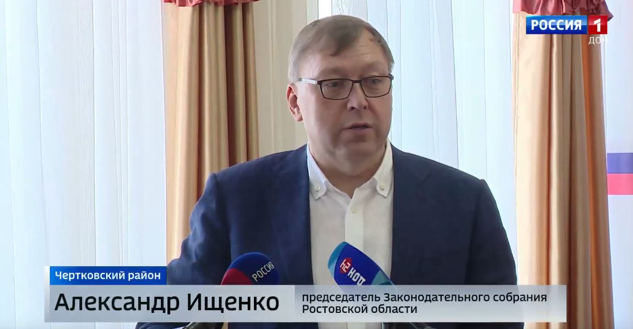 Александр Ищенко осмотрел ход капитального ремонта здания молодежного центра в Чертково