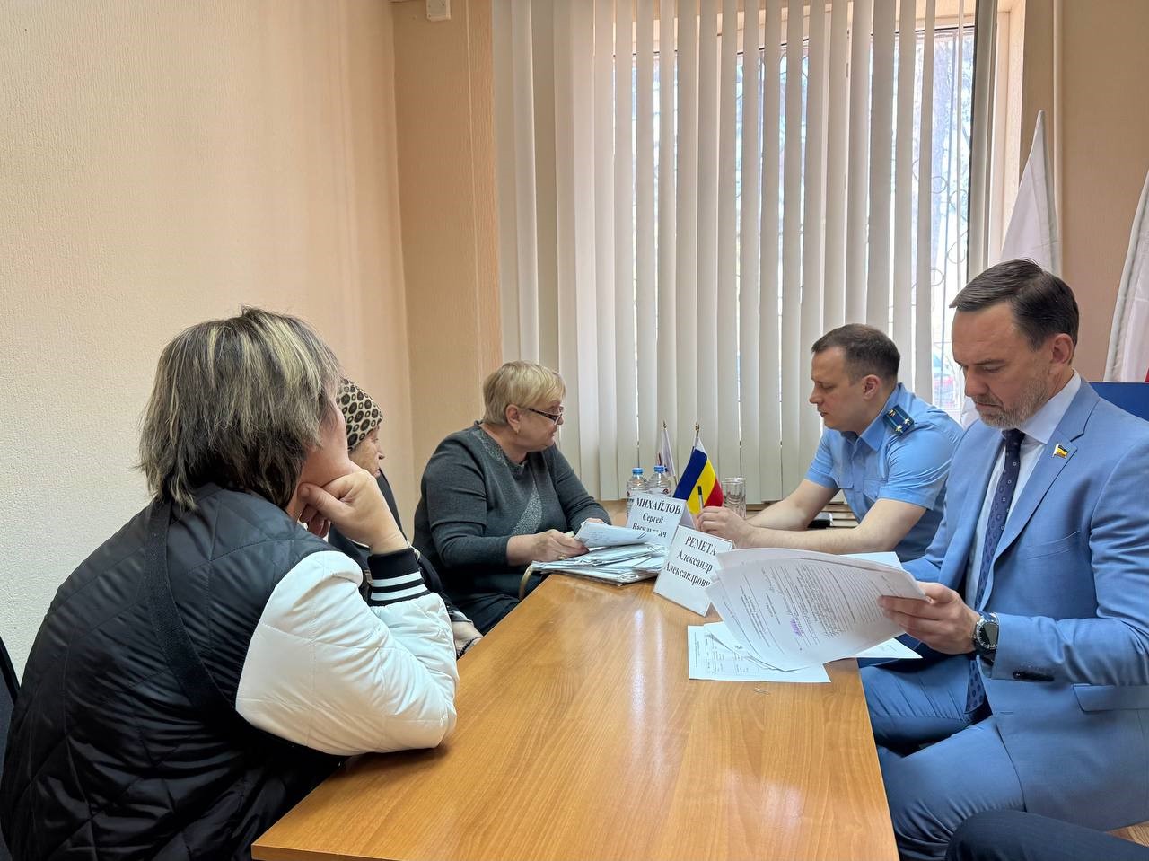 Александр Ремета провел прием граждан совместно с прокурором Семикаракорского района 