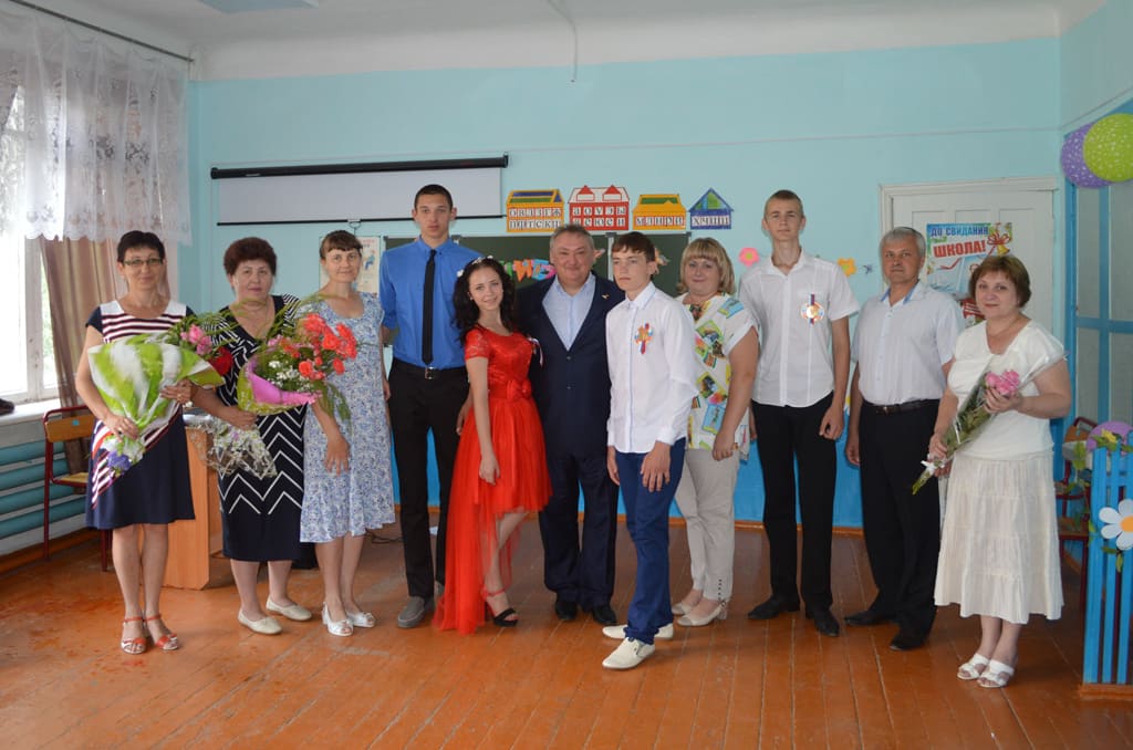 Сергей Петляков поздравил выпускников Каменского района