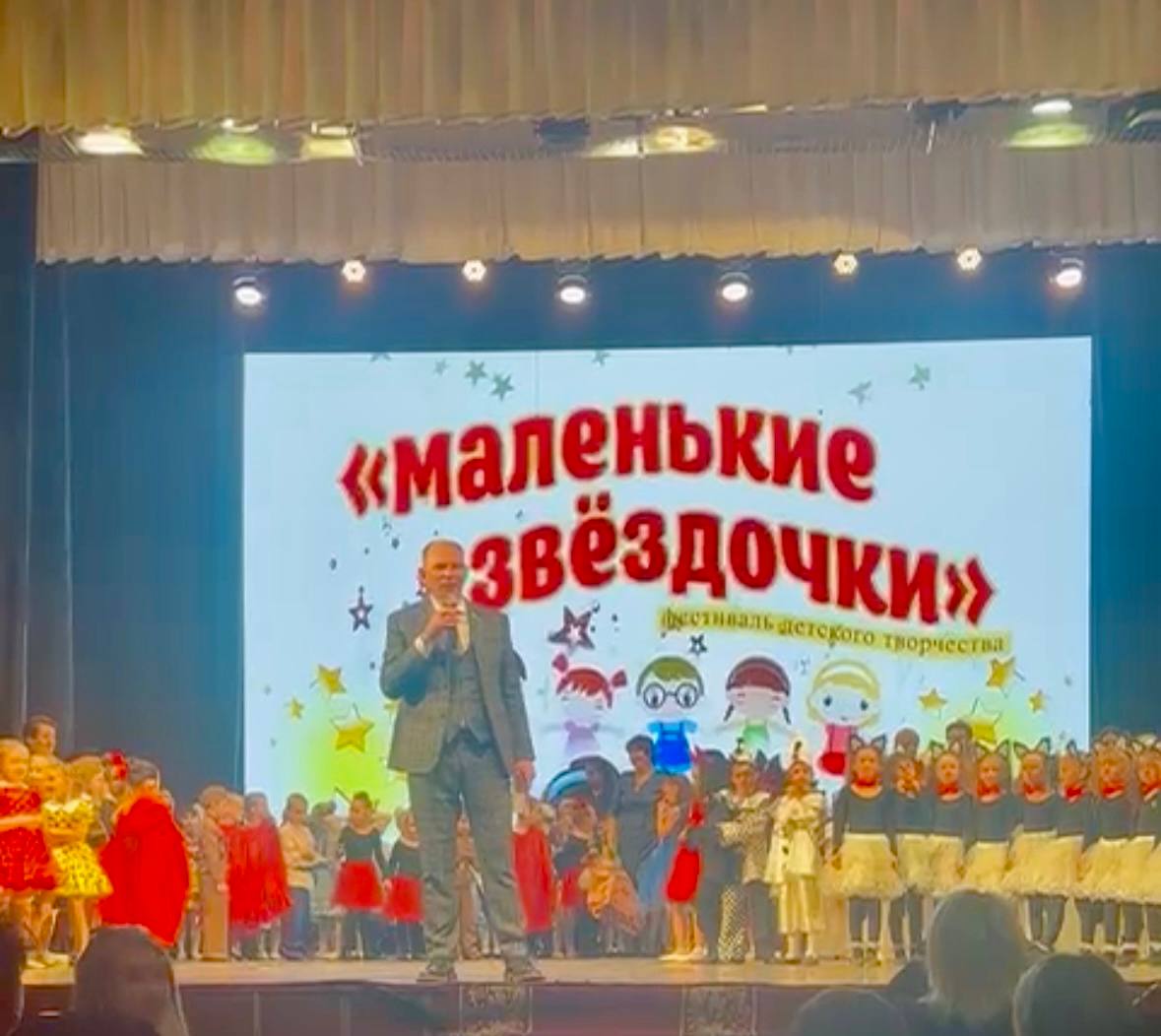 Денис Бурыка наградил участников фестиваля детского творчества в городе Азове 