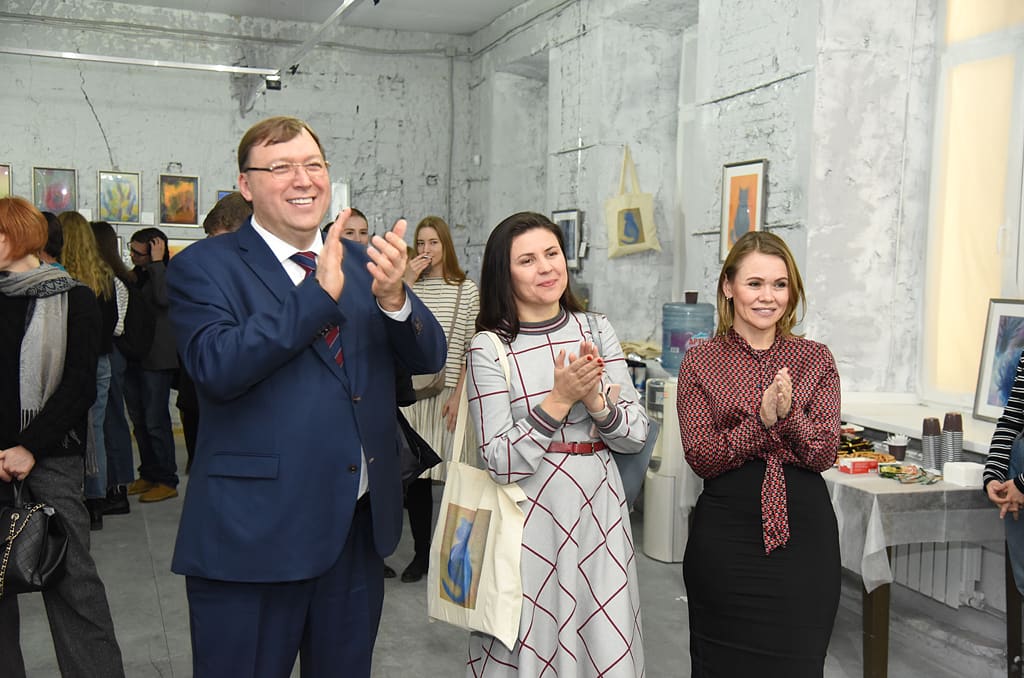В галерее «Ростов» открылась выставка картин особенных детей «Чудеса на Соборном» В галерее «Ростов» открылась выставка картин особенных детей «Чудеса на Соборном»
