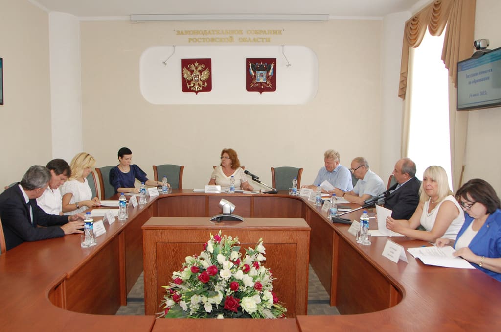 Комитет по образованию рассмотрел вопросы, связанные с требованиями к форменной одежде учащихся Комитет по образованию рассмотрел вопросы, связанные с требованиями к форменной одежде учащихся