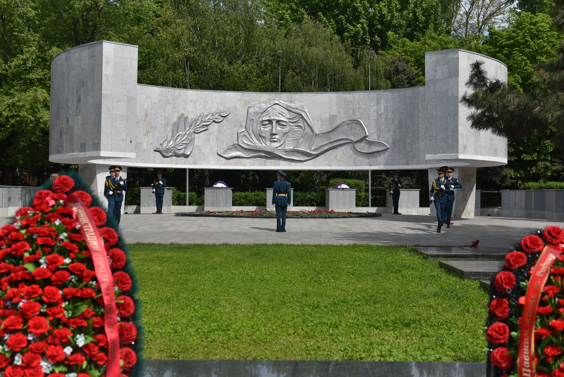 Мемориал донское. Мемориал вечный огонь Ростов-на-Дону. Мемориальный комплекс павшим воинам Ростов-на-Дону. Мемориальный комплекс павшим воинам Ростов.