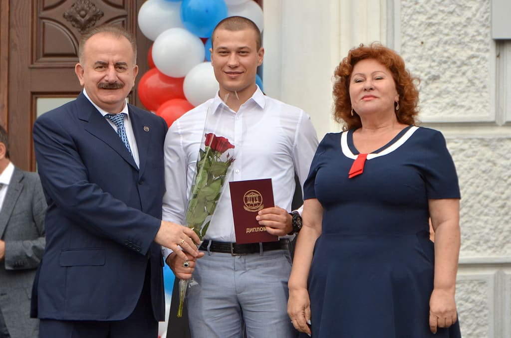 Валентина Маринова вручила дипломы лучшим выпускникам Донского государственного технического университета