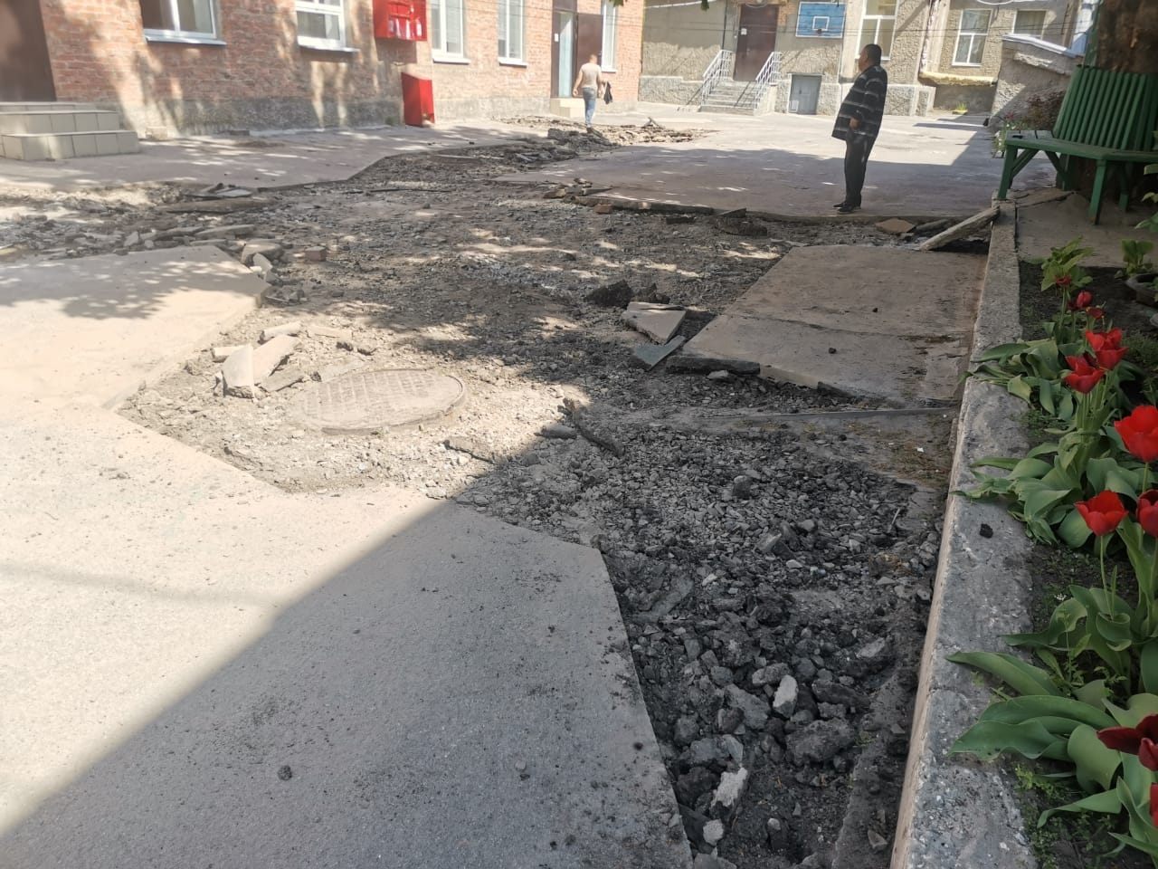 Евгений Понамаренко помог отремонтировать дорогу во дворе Шахтинского центра помощи детям 