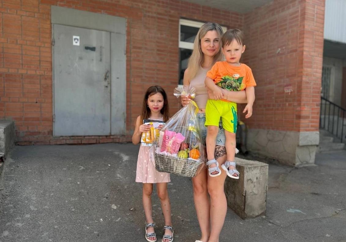 Павел Кузьмин передал подарки семье бойца, погибшего в зоне СВО 