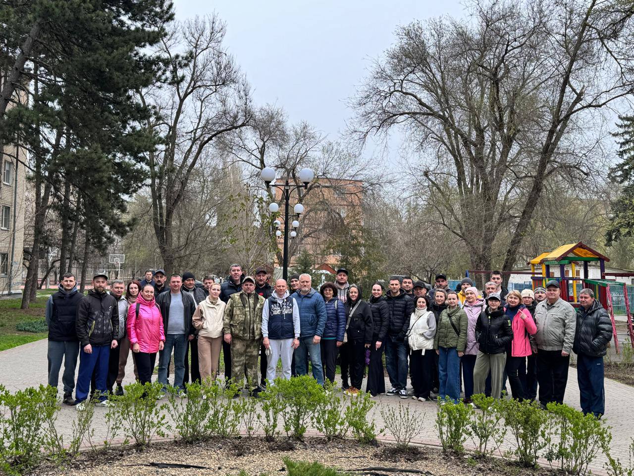 Денис Бурыка принял участие в субботнике в городе Азове