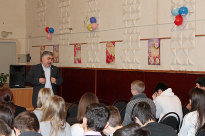 Владимир Сакеллариус провел открытый урок для учащихся  82 школы
