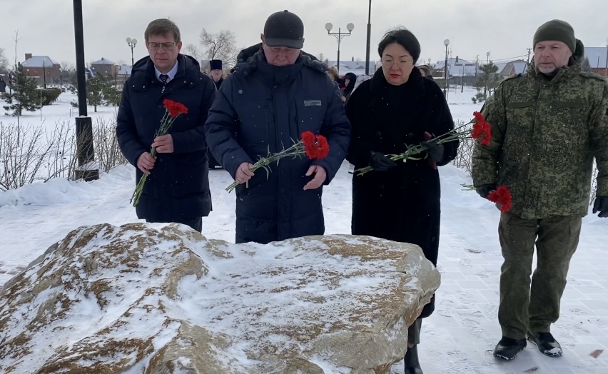 Борис Вальтер возложил цветы к памятнику военнослужащим, погибшим во время спецоперации