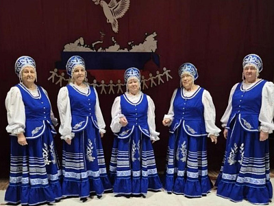 Александр Ремета помог приобрести сценические костюмы для народного хора в Мартыновском районе
