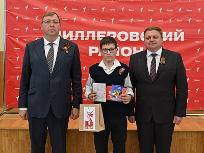 Изображение новости Александр Ищенко вручил паспорта юным жителям Миллерово №7