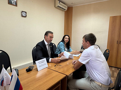 Александр Ремета провел тематический прием граждан в Семикаракорском районе 