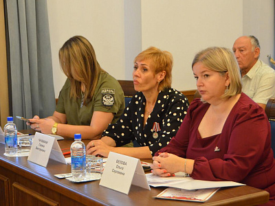 Изображение новости Волонтерскую деятельность по помощи участникам СВО обсудили в донском парламенте №8