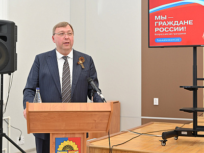 Изображение новости Александр Ищенко вручил паспорта юным жителям Миллерово №1