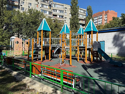 Магомед Дарсигов помог обустроить детскую площадку в Ворошиловском районе Ростова-на-Дону 