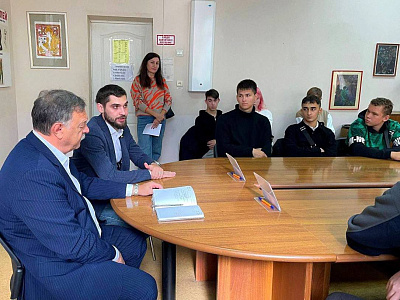 Николай Ромашенко провел встречу с молодежным активом Донского промышленно-технического колледжа 