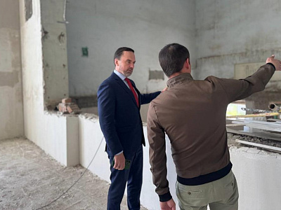 Александр Ремета осмотрел ход капитального ремонта Дома культуры в Мартыновском районе
