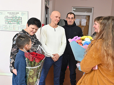 Изображение новости Александр Ищенко поздравил с выпиской родителей тройняшек из Верхнедонского района №4