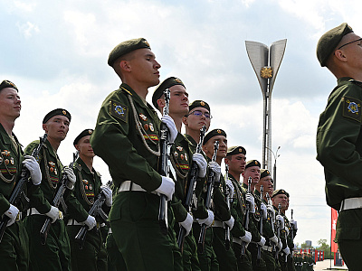 Изображение новости В Ростове-на-Дону состоялся военный парад, посвященный 80-летию Победы в Великой Отечественной войне №34