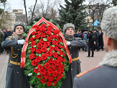 Возложение венков и цветов к мемориалу «Павшим воинам» в сквере имени Фрунзе