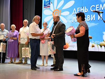 Игорь Петровский поздравил жителей Аксайского района с Днем семьи, любви и верности