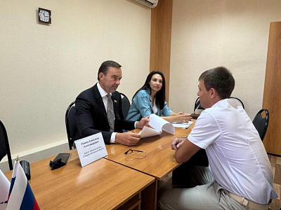 Александр Ремета провел прием жителей Семикаракорского района по вопросам образования 