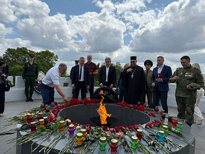 Борис Гуркин и Елена Теплинская в Новочеркасске почтили память советских воинов, павших в Великой Отечественной войне