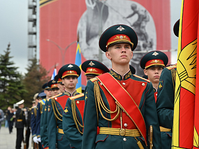 Изображение новости Депутаты донского парламента возложили Гирлянду Славы к мемориалу воинам-освободителям №6