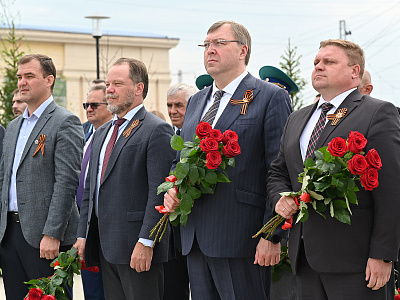 Изображение новости Александр Ищенко возложил цветы к мемориалу воинам-освободителям Города Воинской доблести Миллерово №7