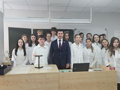 Сергей Заревский помог обновить кабинет химии в  школе № 31 города Ростова-на-Дону 