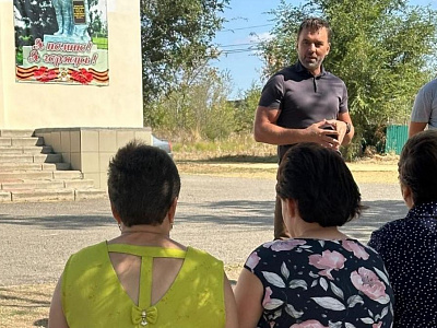 Александр Ремета посетил детскую площадку в хуторе Пролетарского сельского района 