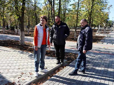 Валерий Завгородний оценил ход благоустройства Молодежного парка в поселке Матвеев Курган