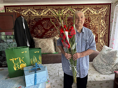 Анна Касьяненко поздравила ветерана Великой Отечественной войны Василия Михайловича Мелюхина с 99-летием