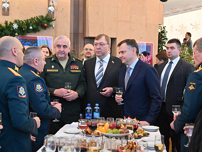 Изображение новости Поздравление военнослужащих и членов их семей с новогодними праздниками №14