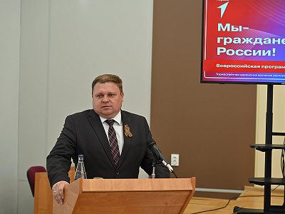 Изображение новости Александр Ищенко вручил паспорта юным жителям Миллерово №3