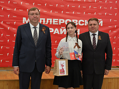 Изображение новости Александр Ищенко вручил паспорта юным жителям Миллерово №5