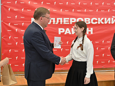 Изображение новости Александр Ищенко вручил паспорта юным жителям Миллерово №4