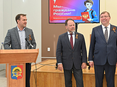Изображение новости Александр Ищенко вручил паспорта юным жителям Миллерово №19