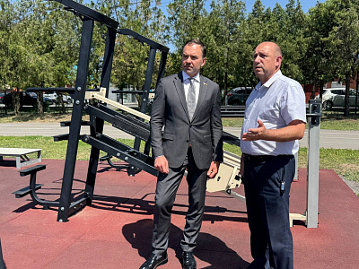 Александр Ремета ознакомился с обустройством стадиона в Семикаракорске 